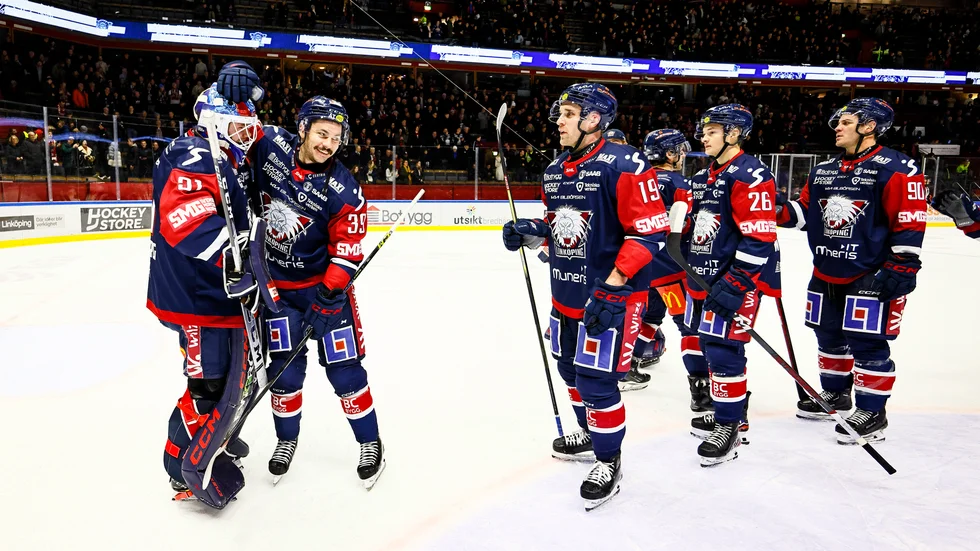 Linköpings Ty Rattie klappar om målvakten Jesper Myrenberg efter en av vinsterna under hösten. Nu väntar Leksand på tisdag.