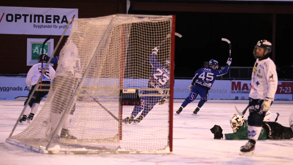 IFK Motalas anfallare Philip Florén och Jonas Enander signalerar för ett av många mål mot Rättvik. Rösta på vem som var bäst i IFK i annandagsfesten.