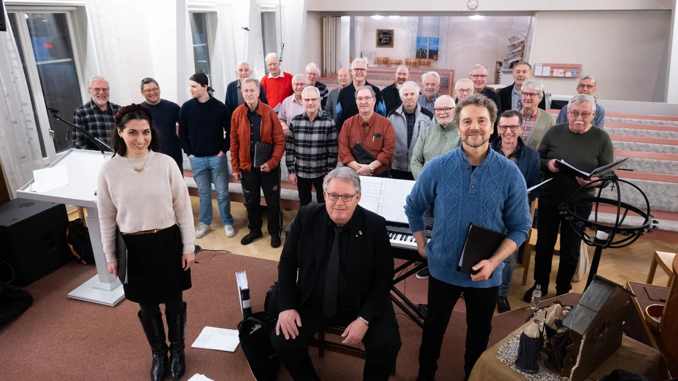 Sopranen Serafeia Mangou, dirigenten Lennart Johansson och tenoren Ulric Björklund uppträder tillsammans med den 30 man starka Luleå Gammelstads manskör 30 december i Kulturens hus. Här är de på en av sina repetitioner i Elimkyrkan i Gammelstad.