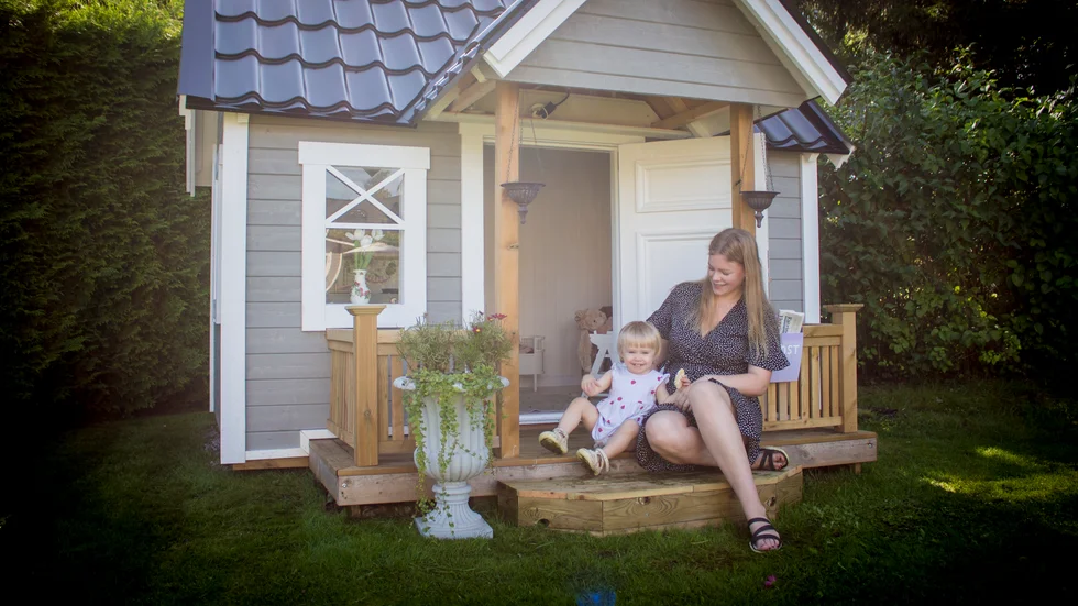 Lisa Ivenäs med dottern Inez, som tillsammans med pappa Erik har byggt en egen lekstuga på tomten under sommaren.