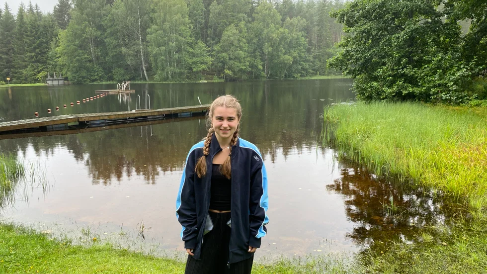 Julia Svensson vid sin favoritplats i Grytgöl, badplatsen Dammen.
