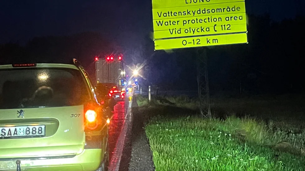 Lång kö på väg 34 i väntan på att räddningstjänsten ska få bort trädet. 