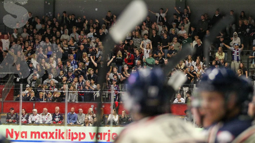Träningsmatchen lockade bra med publik till arenan. Både på stå- och sittplats.