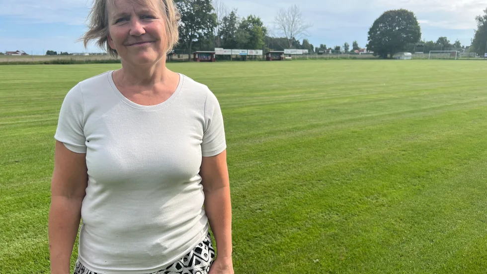 Carina Lundberg, klubbadministratör hos Gusk, är frustrerad över att politikerna aldrig fattar något beslut kring konstgräsplanerna på Gamlis IP.