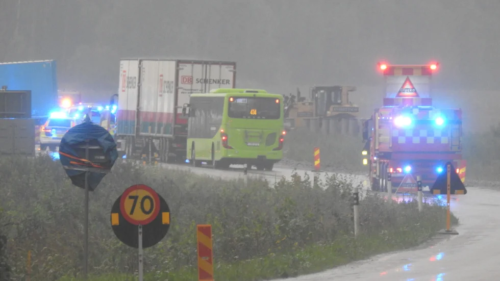 En lastbil och en personbil krockade på riksväg 56 norr om Katrineholm i höjd med Karsudden på tisdagskvällen.