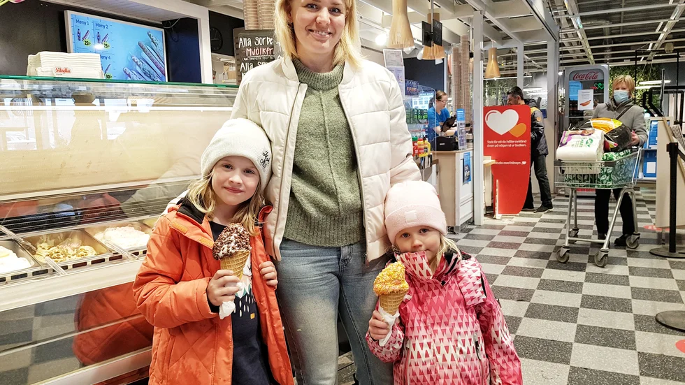 Noelle och Juni Oskarsson med mamma Karin, Piteå: "Vi tänkte grilla men när vädret verkar bli så här så blir det inte. Istället blir det kalas för min bror."