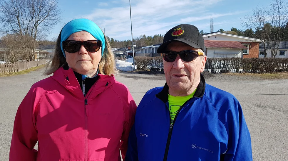 "Nej, vi vill inte ha några skotrar på gatorna här". Det säger Henry Granlund, här tillsammans med Dagny Granlund på promenad bland villorna i bostadsområdet Lulsundet i Luleå.