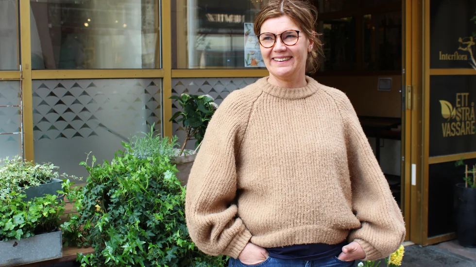 Karin Englund driver både Ett strå vassare och Västerviks begravningsbyrå. I sommar lämnar båda verksamheterna sina nuvarande lokaler.