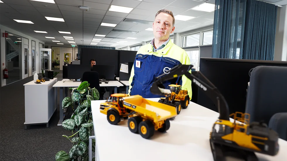 Anders Bergstrand, fabrikschef och platsansvarig på Volvo CE i Eskilstuna, bedömer att de behöver anställa cirka 100 personer inom produktionsdelen under hösten.