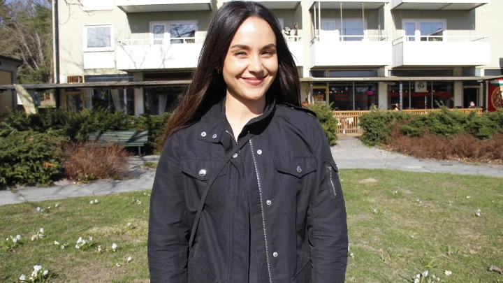 Felicia Holmsten,32, och hennes man Joel lämnade Stockholm december-20 för sitt nya liv i Enköping. Joel var upptagen för arbete vid tidpunkten för fotografering.