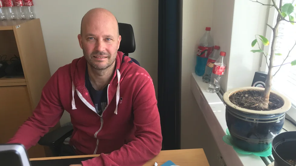 Mattias Sjöholm jobbar som IT-tekniker för Motala kommun, med arbetsrum på Södra allén. Här har han också planerat nästa säsong med IFK Motalas bandylag som han fortsätter finnas med kring.