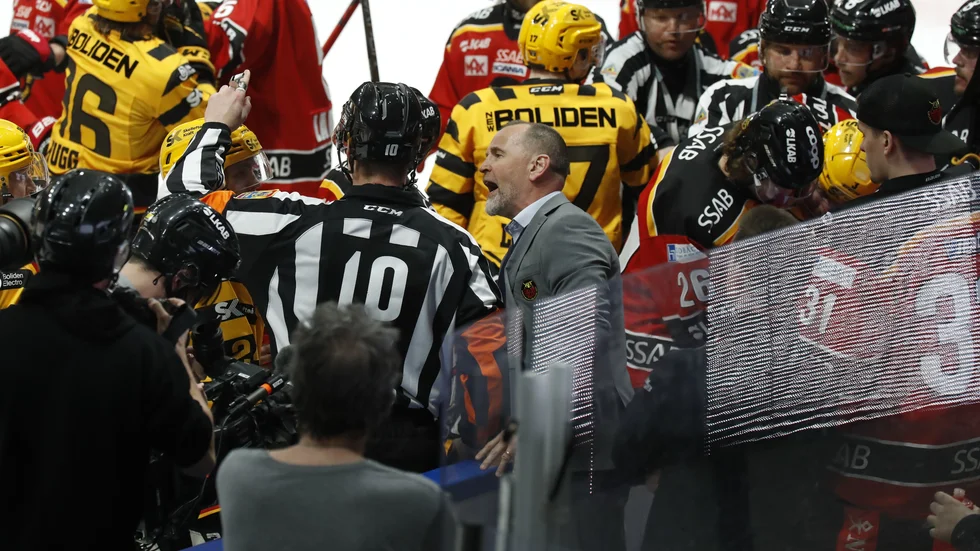 Thomas Berglund, till höger om domaren, säger vad han tycker.