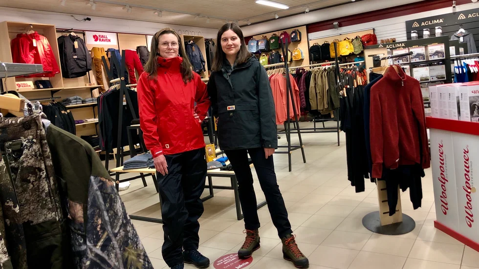 Jessica Berggren, säljare, och Sofia Nyman, butikschef, Nymans fiske & fritid, upplever ett stort intresse för kläder och utrustning för friluftsliv. Här visar de regnställ i rött/svart och en anorak, båda från Fjällräven. 