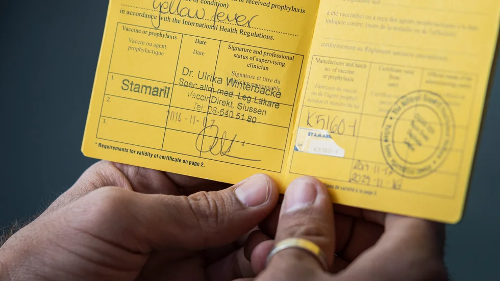 Ett vaccinationspass behöver inte ligga i en mobiltelefon, skriver Erland Hillby. På bilden kort med intyg för vaccination mot gula febern. 