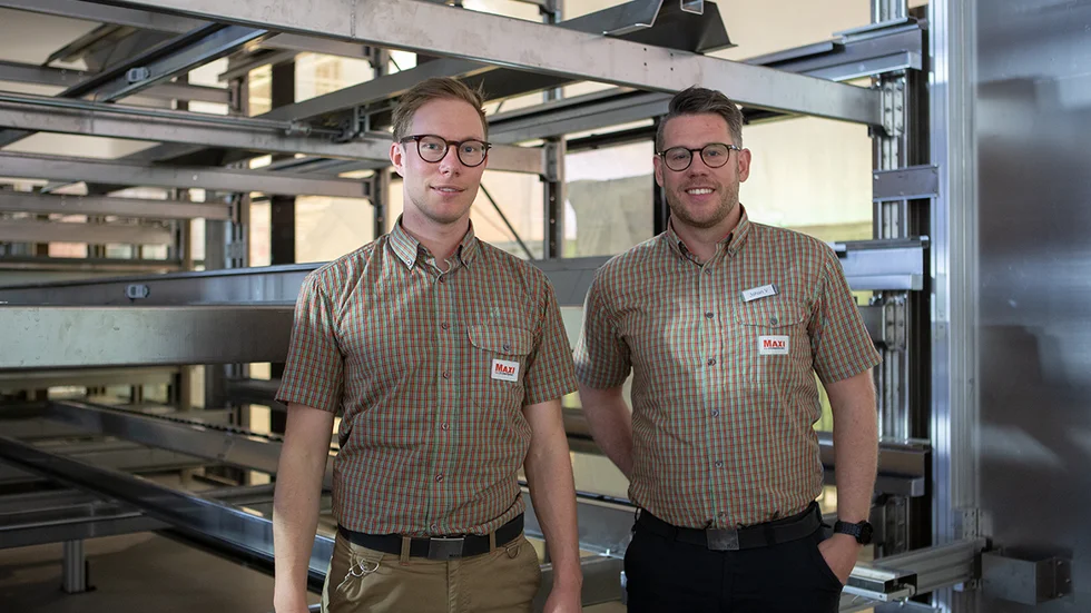 På Ica Maxi Tornby pågår just nu ett omfattande projekt: byggnationen av det växthus butiken kommer kunnda odla egna kryddor och sallader i. 
Från vänster: Eric, affärsutvecklare. Johan, butikschef.