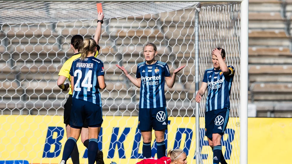 Sara Olai får rött kort i matchen mot Örebro.