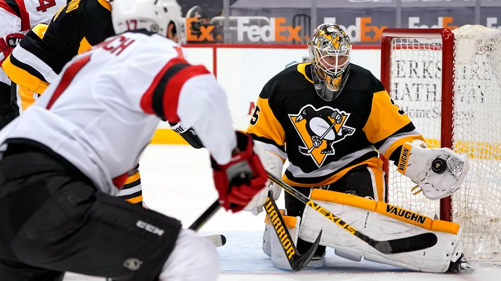 Pittsburghs målvakt Tristan Jarry fick fullt upp i tredje perioden mot New Jersey.
