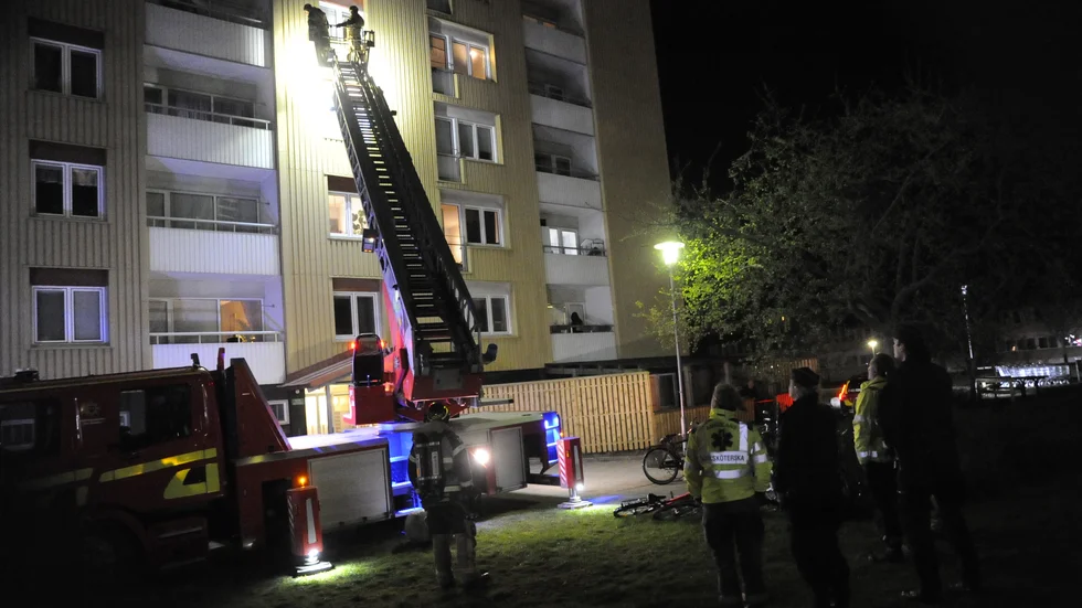 Efter undersökning med bland annat höjdfordon kunde räddningstjänsten inte finna någon brand.