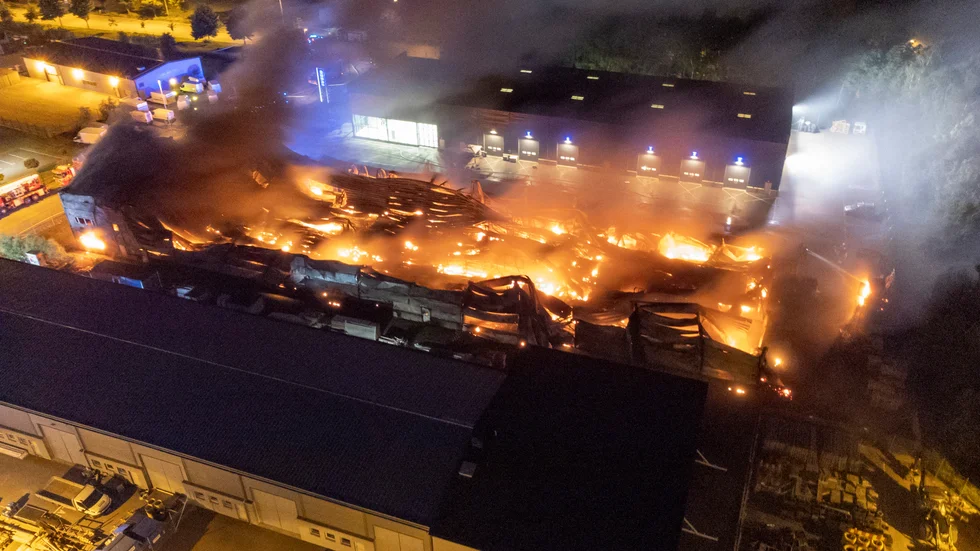 En 75 meter lång industribyggnad har totalförstörts i en omfattande brand i Väla i Helsingborg.