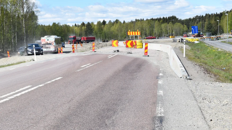 Här byggs en rondell på Järnvägsleden där staten betalar hälften. Men kommunen vill ha fler satsningar och då ska staten betala allt. 
