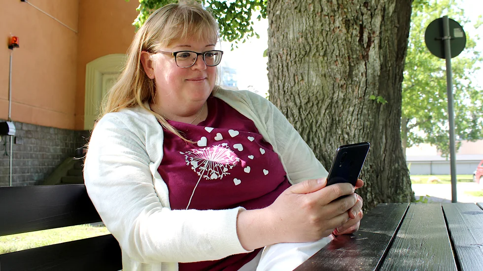 Malin Ekdahl tycker att det är fel att en stor del av befolkningen glöms bort när samhället digitaliseras. Småsaker, som att beställa mat, parkera bilen, och bli bonuskund på matvarubutiken kräver sin digitala kompetens. "Det är absolut krångligare att leva analogt", säger hon. 
