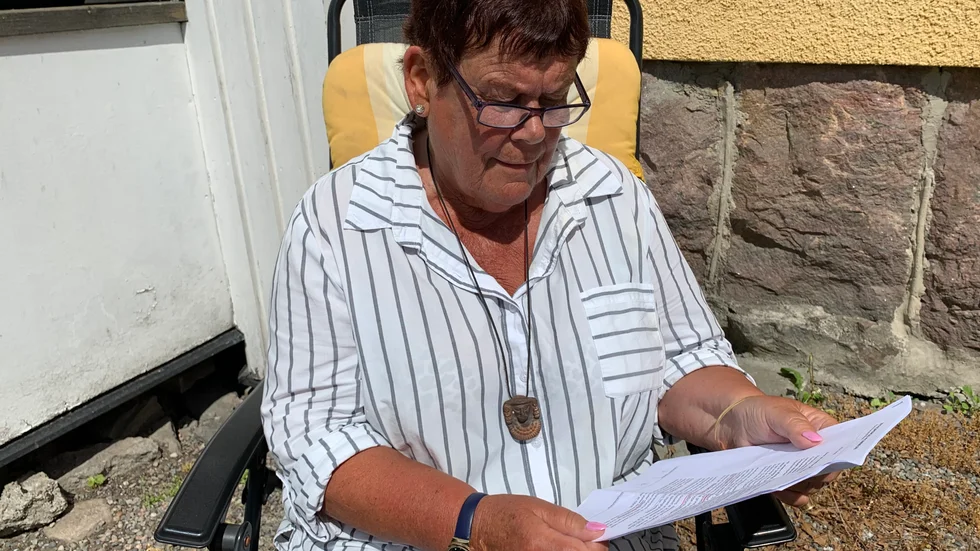 Ulla Lindkvist med brevet där kommunstyrelsen uppmanar henne att låna Nyköpings restaurangers toaletter. 