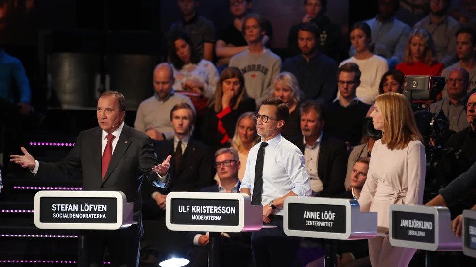 Sverige har inte bara två block i riksdagen. Så enkelspårig är inte svensk politik i nuläget.