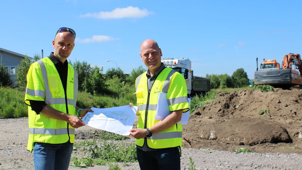 Henrik Peterson, vd och Anders Karlsson, affärsområdeschef Nodra, visar upp byggplanerna.