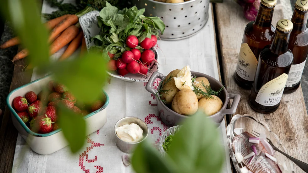 Sill, potatis, rädisor och jordgubbar. Vi spås öka vår matkonsumtion till midsommar med 14 procent. Arkivbild.