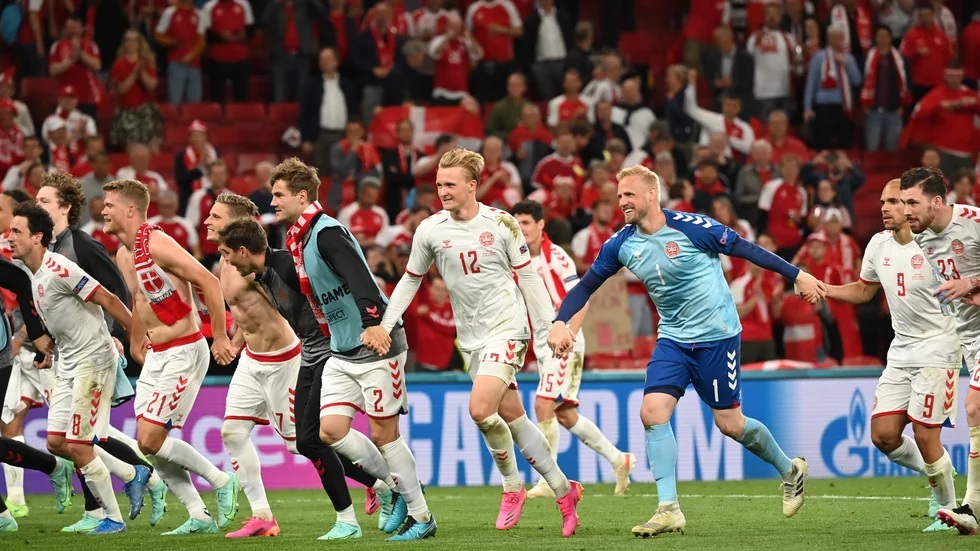 Danska spelarna gör vågen tillsammans med hemmapubliken på Parken i Köpenhamn.