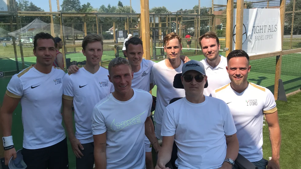 Padel mot ALS och för Johan Riddarströms kamp mot sjukdomen. Här ses Riddarström själv ihop med kompisen Sebastian Käller och andra kompisar från när och fjärran som spelade på utomhusbanorna i Varamon.