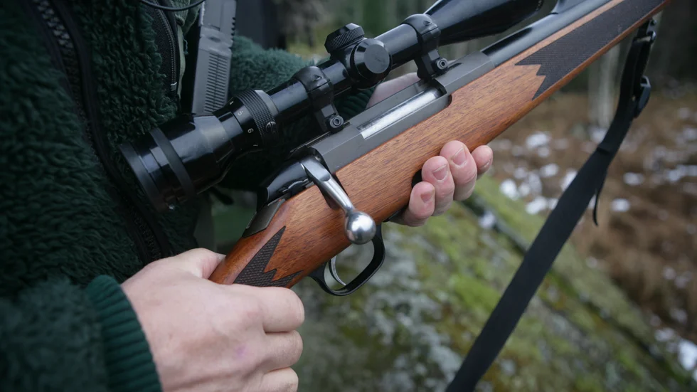 Under en husrannsakan i en by i Gällivare kommun hittade polisen ett gevär som en 70-årig man saknade licens för.