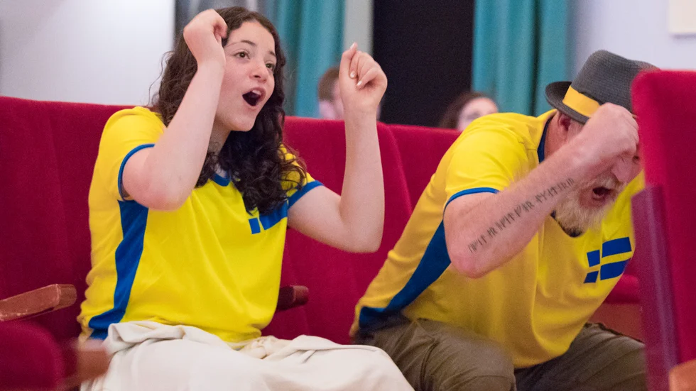 När Sverige tog ledningen med 1-0 jublade Kaila Sher Gejke och de andra som hade samlats för att se matchen tillsammans i Gunnarsbyns folkets hus. 