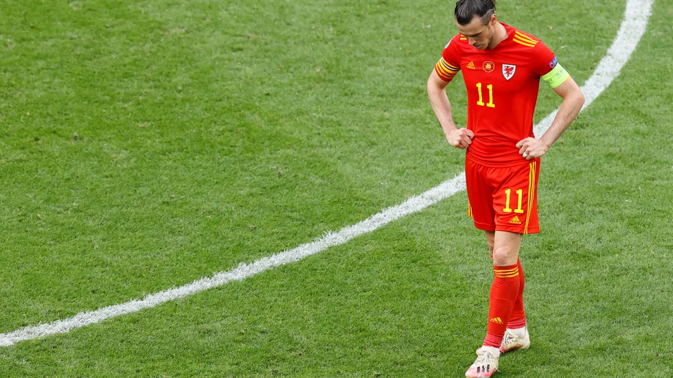 Wales lagkapten Gareth Bale deppar efter 0-4 mot Danmark i åttondelsfinalen i EM.