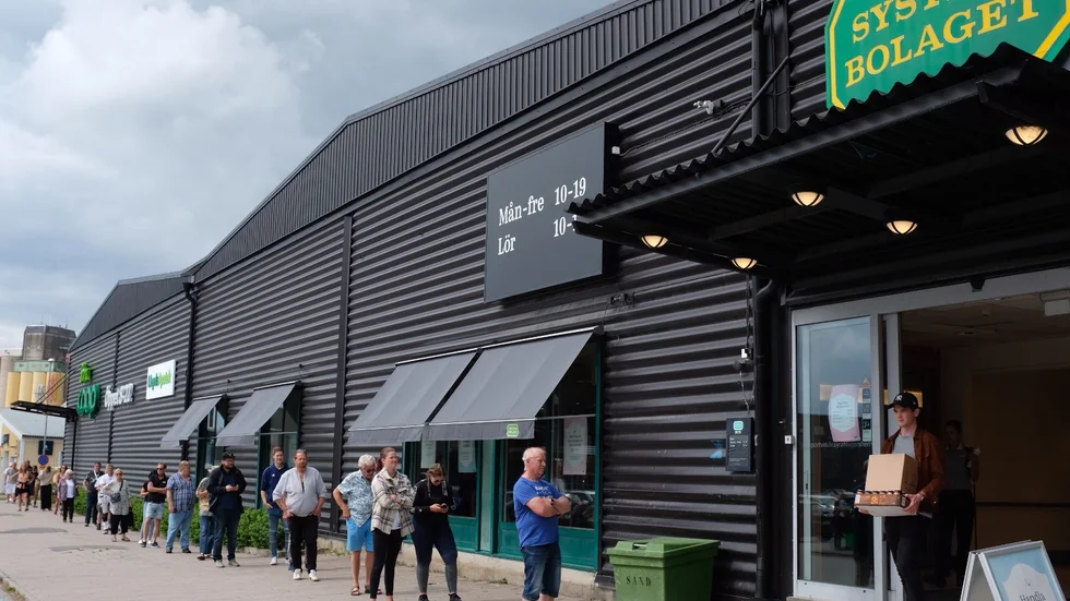 Folk höll god social distans i kön till Systembolaget.