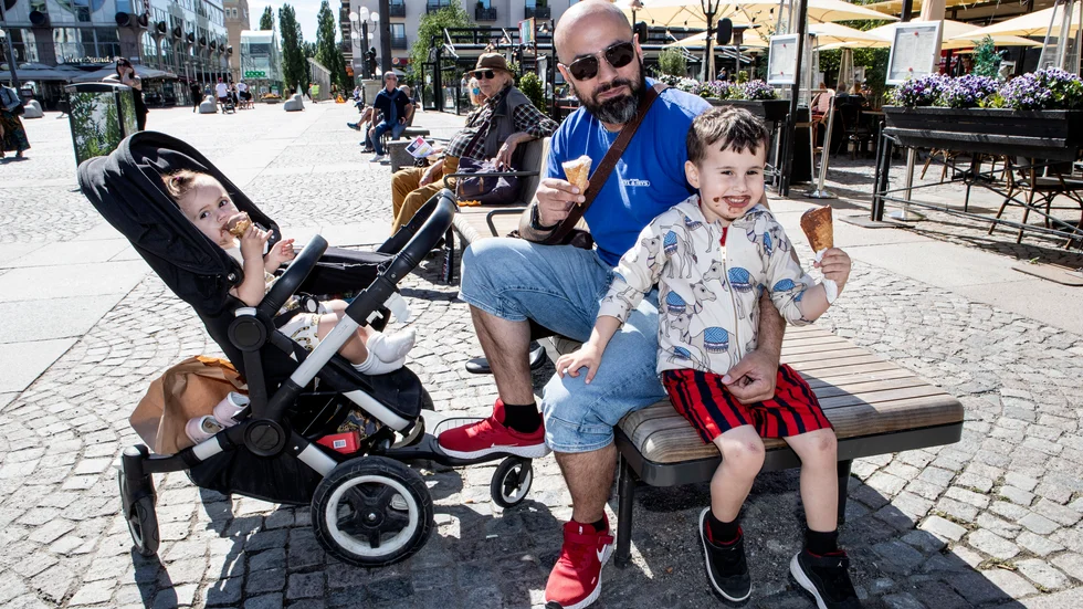 Mehrab Radsham, med två barn, 4 och 1 år gamla, Stockholm.