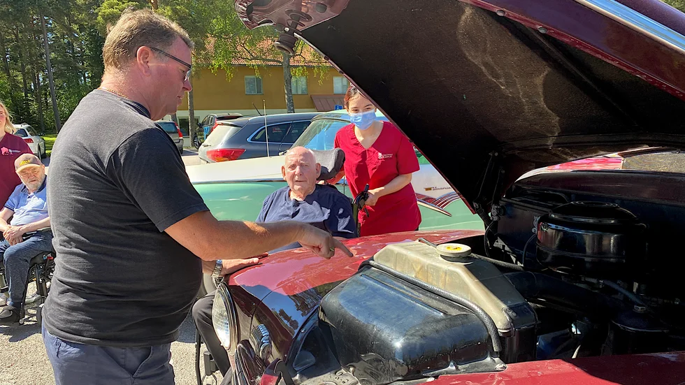 Ford V8 klubben Sverige visade upp historiska bilar på Tallgården i Grillby på torsdagen. Örjan Jagenus från Enköping visar sin Ford  -46 för Anders Bergkvist och Emilia Svanström.