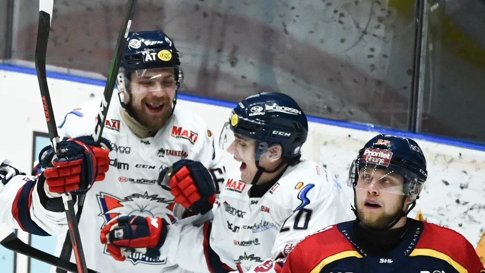 Linköpings Jaakko Rissanen, till vänster, jublar tillsammans med Nikola Pasic (20) efter sitt matchvinnande 3–1-mål.