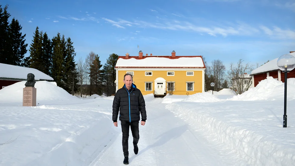Mikael Niemi är uppvuxen nära Laestadiusmuséet och pörtet. 