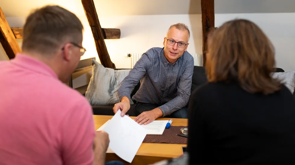 "Det är ofta sig själv och inte sin partner man vänder sig emot. Man känner sig grå, tråkig, livlös, rutinartad ... Man letar inte efter en annan person utan ett annat jag", säger terapeuten Sverker Wadstein. Bilden är arrangerad.