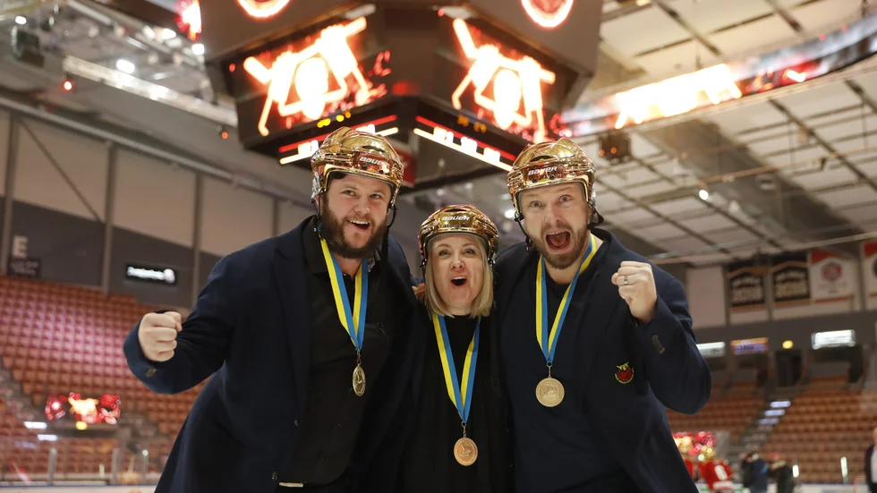 Guldtränarna från vänster Oskar Häggström, Malin Holmqvist och huvudtränaren Mikael Forsberg.