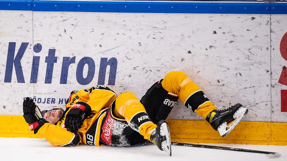 Luleå Hockeys Victor Berglund åkte på en ful huivudtackling i matchen mot HV71 och fick ledas av isen.