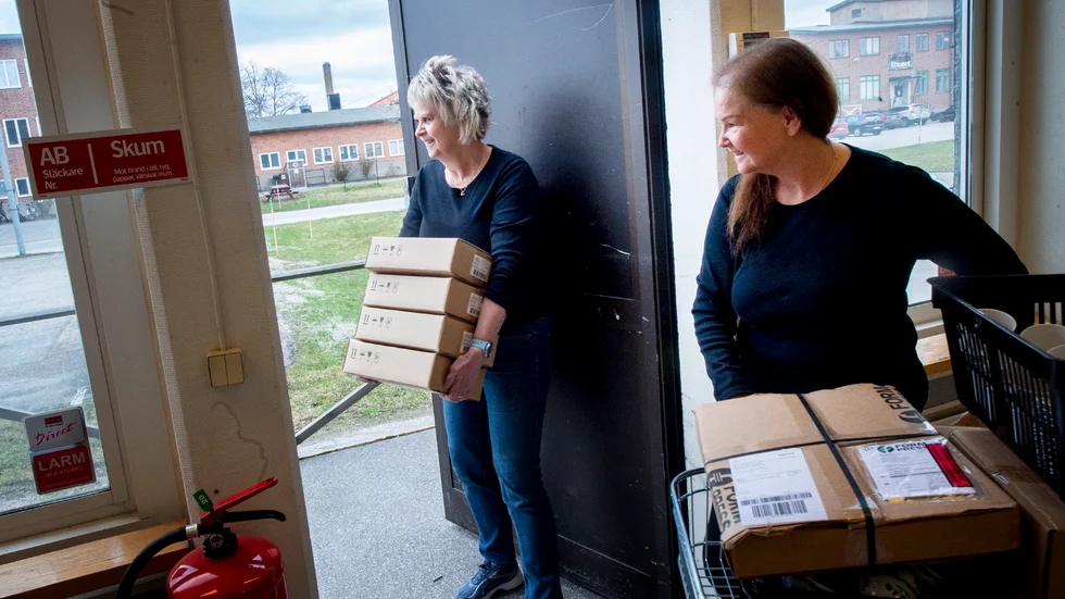 Lena Westberg och Anna Matsson på väg mot nya butiken i Påljungshage.