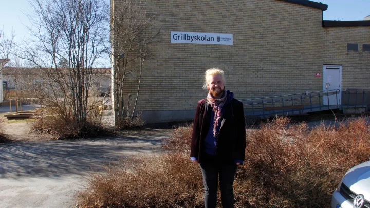 Författaren Lukas Renklint gick på Grillbyskolan för cirka 17 år sedan. Nu har han skrivit en fantasybok för barn och ungdomar som utspelar sig på skolan.