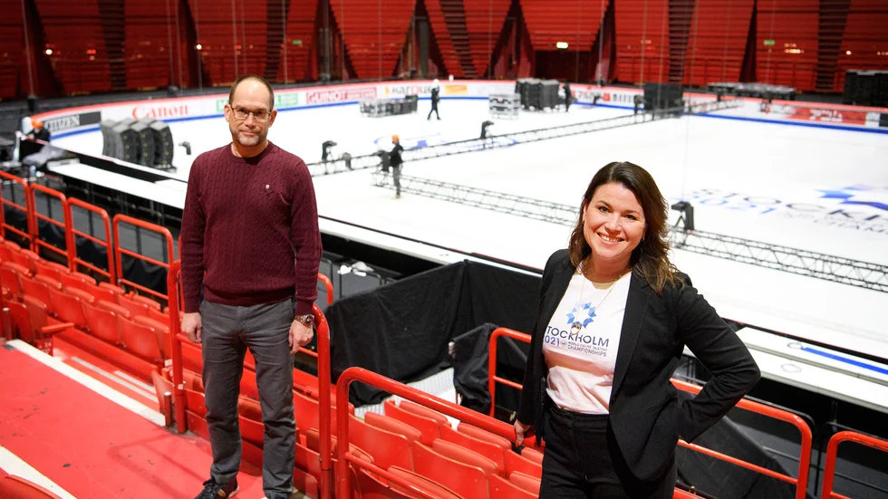 Peter Levin, tekniskt ansvarig, och Ulrika Molin, projektledare, visar förberedelserna inför konståknings-VM i Globen.