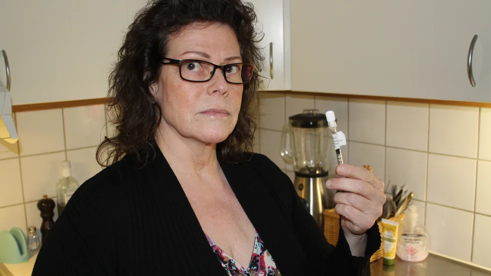 Efter ett helt liv med ögonproblem började Susanne Karsk använda serumdroppar som gjort att besvären i stort sett försvunnit. Men en ny regeltolkning gör att dropparna inte längre får tillverkas på US i Linköping.