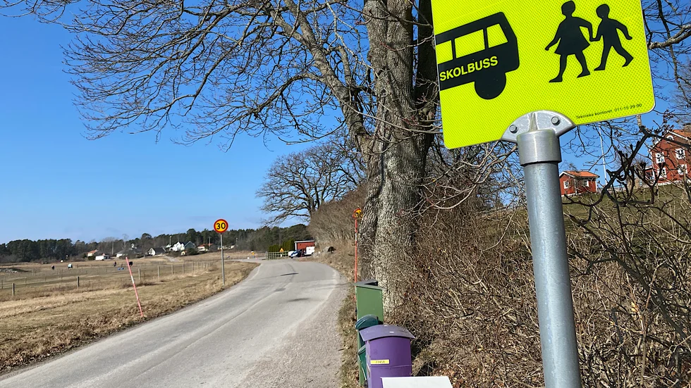 Samtidigt som man talar om en fungerande skolskjuts och en attraktiv landsbygd är man med och inför nya regler som gör att skolskjutsen fungerar sämre, det går helt enkelt inte ihop, skriver artikelförfattarna.