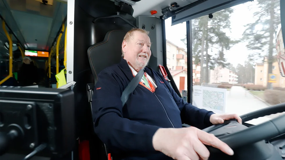 Mats Ekström har kört buss i över 40 år och han har aldrig ångrat sitt yrkesval. "Det var kul när några chefer kom förbi och sa att: dig behöver vi då inte lägga någon utbildning på".