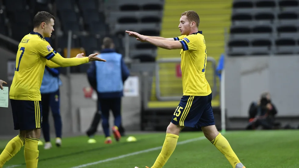 Sveriges Dejan Kulusevski byts ut till förmån för Viktor Claesson i en landskamp förra året. På EM i sommar kommer fem byten att tillåtas. Arkivbild.