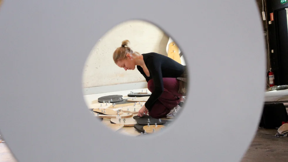 Rejmyre Art Lab visar "Det sköra samtalet i Engelska Magasinet. Här Maja Bakken som färdigställer sin installation "Thinking inside the box".